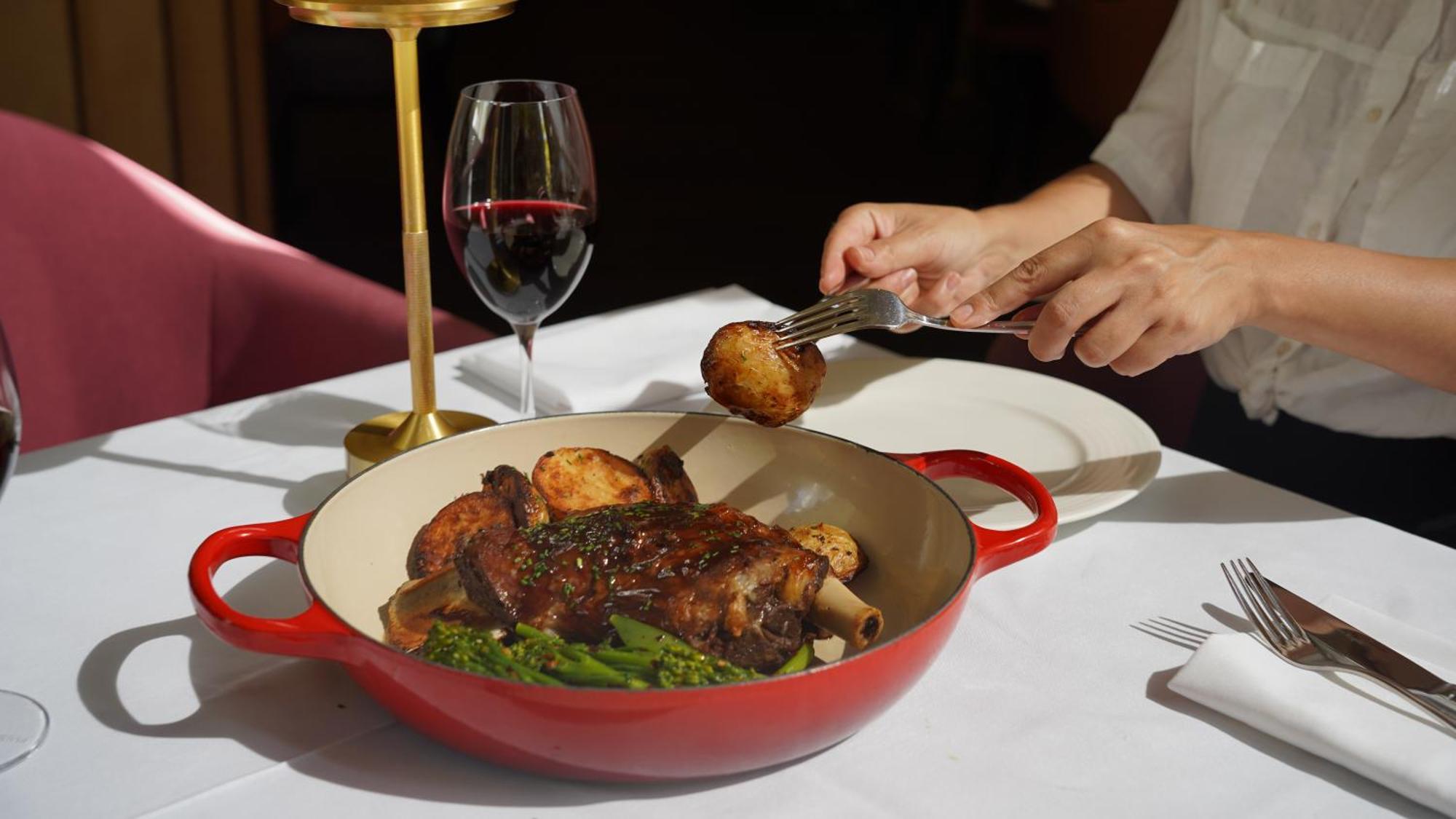 Amora Hotel Jamison Sydney Kültér fotó A braised lamb neck