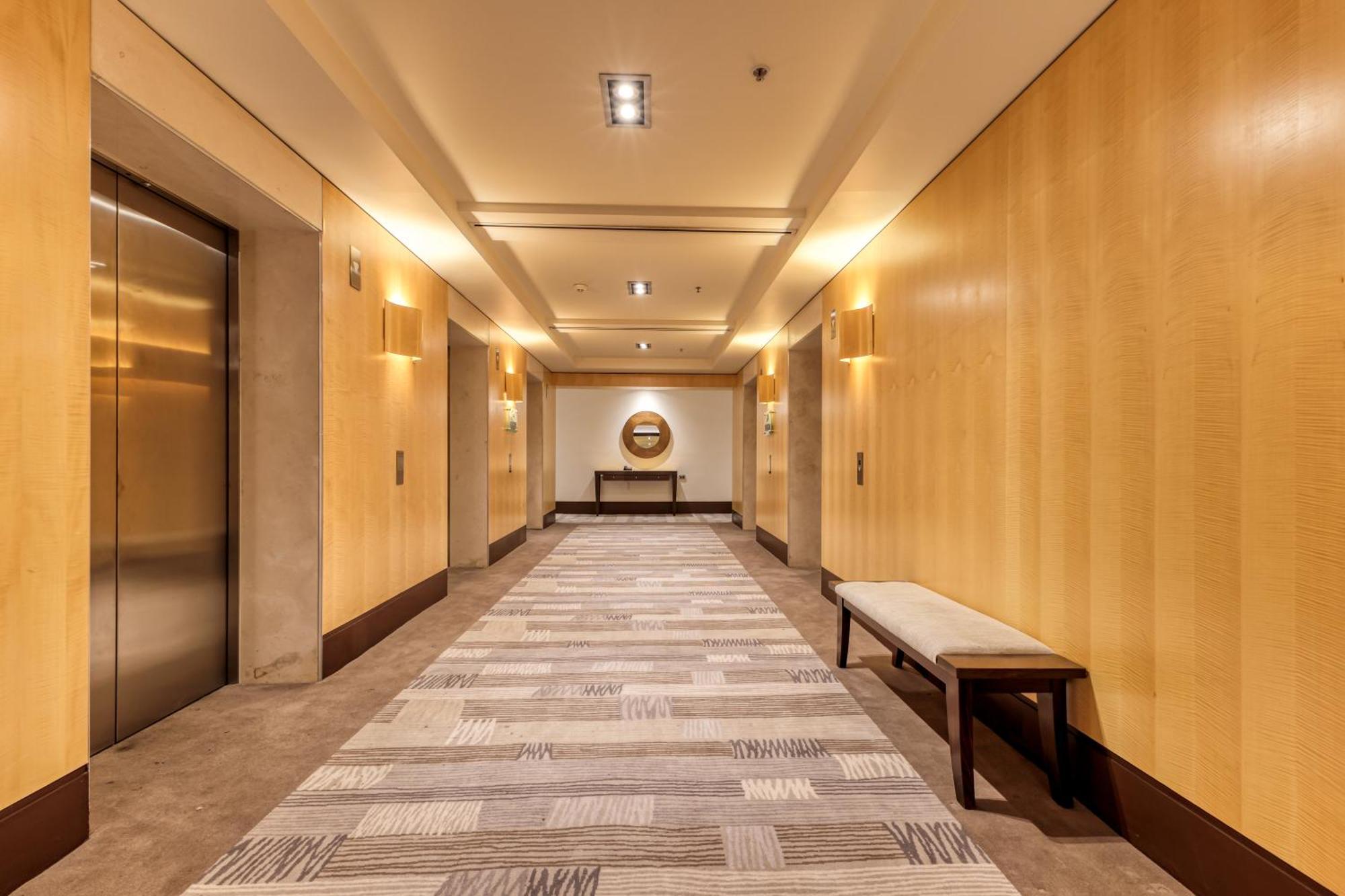 Amora Hotel Jamison Sydney Kültér fotó The elevator lobby